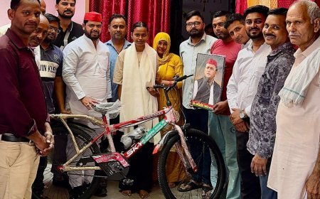 Bajpur : उत्तराखंड बोर्ड परीक्षा में शानदार प्रदर्शन करने वाली छात्रा कनिष्का को पूर्व मुख्यमंत्री अखिलेश यादव की ओर से साइकिल भेंट की गई।