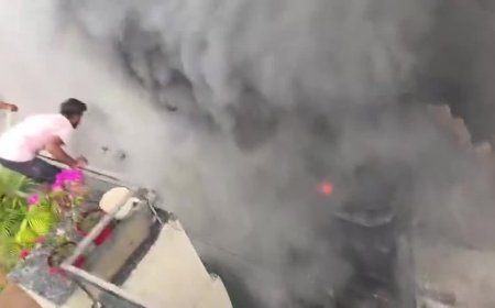 Ghaziabad : बहुमंजिला सोसाइटी में लगी भीषण आग, मुख्यमंत्री योगी आदित्यनाथ ने दिए राहत कार्य तेज करने के निर्देश