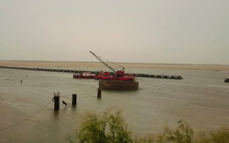 Ballia: बलिया में पीपा पुल टूटा,  आपदा  कंट्रोल रूम की तत्परता से फंसे लोगों को सुरक्षित निकाला गया। 