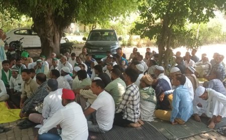 Sambhal: बिजली संकट पर फूटा किसानों का गुस्सा- भाकियू (असली) का धरना, समाधान न हुआ तो सड़क जाम की चेतावनी। 