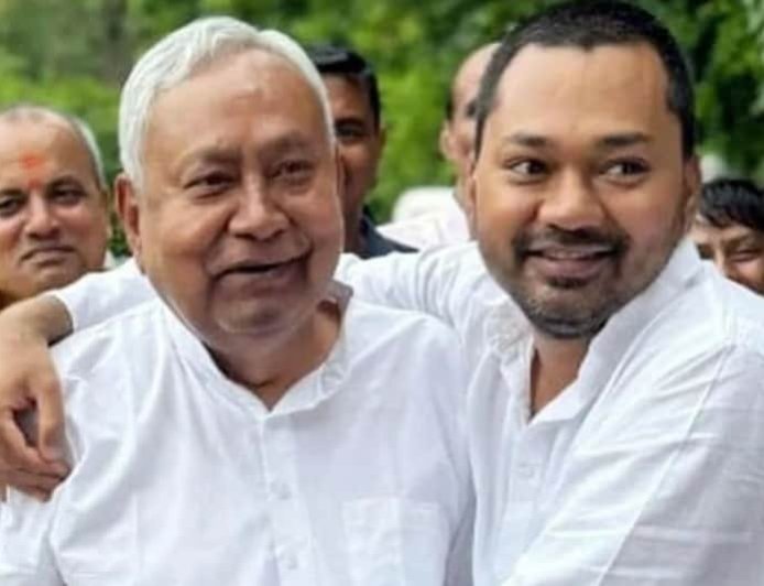 बिहार की सियासत में बड़े उलटफेर की सुगबुगाहट: मुख्यमंत्री नीतीश कुमार ने दिए पद छोड़ने के संकेत, भाजपा के शीर्ष नेतृत्व के फैसले पर टिकी निगाहें।