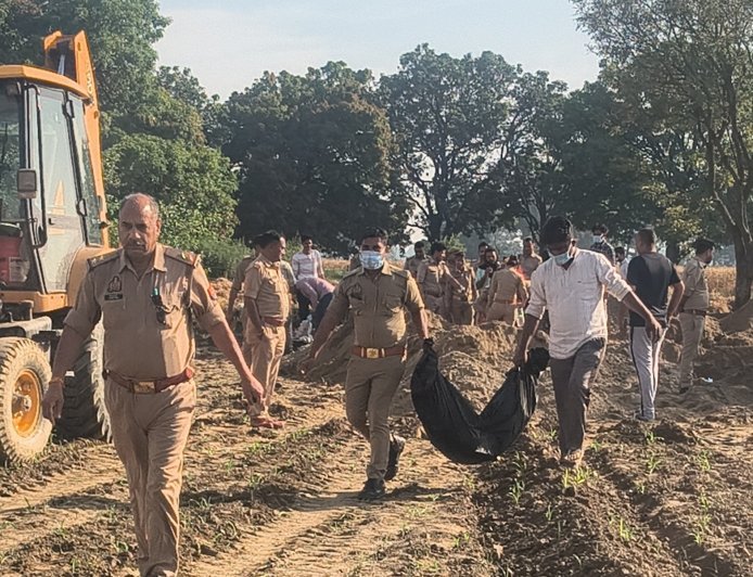 फर्रुखाबाद में आठ महीने पुराने रहस्यमयी गुमशुदगी का सनसनीखेज अंत: खेत की खुदाई में मिला साइकिल मिस्त्री का नरकंकाल।