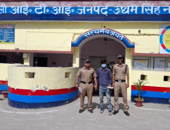 Kashipur: चैती मेला में चेकिंग के दौरान युवक गिरफ्तार, अवैध चाकू बरामद। 