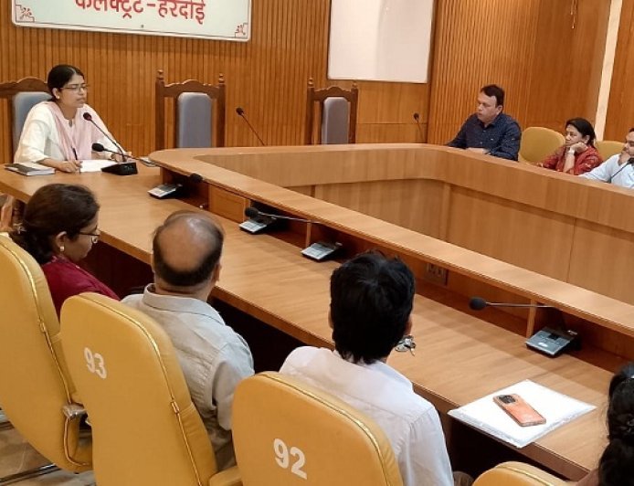 Hardoi: आयुष समीक्षा बैठक: कुपोषित बच्चों की जांच व उपचार में तेजी लाने के निर्देश। 