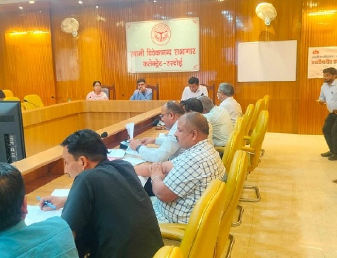Hardoi: संचारी रोगों पर वार: हरदोई में डीएम अनुनय झा ने तेज की तैयारियां, विभागों को सख्त निर्देश। 