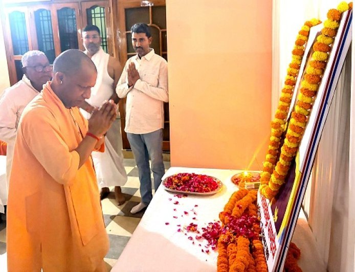 Gorakhpur: पूर्व विधायक शीतल पांडेय के पुत्र को मुख्यमंत्री योगी ने दी भावभीनी श्रद्धांजलि। 