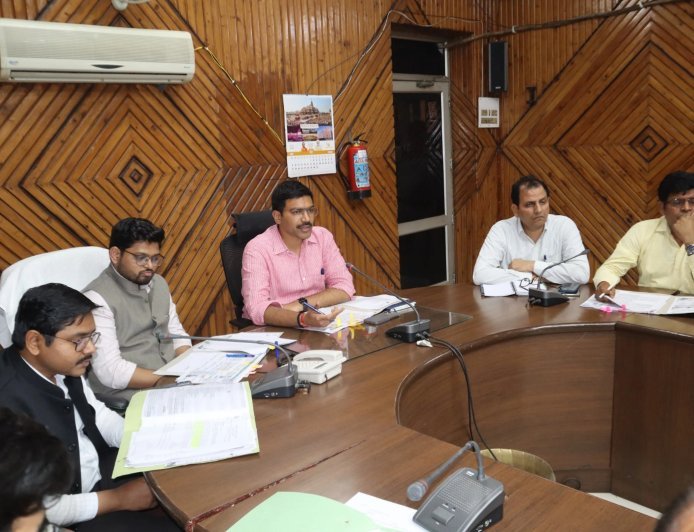 Saharanpur : सहारनपुर के स्कूलों में फीस और किताबों की मनमानी पर डीएम मनीष बंसल का कड़ा प्रहार