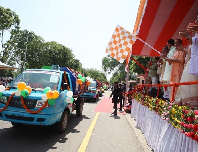 Lucknow: योगी आदित्यनाथ ने लखनऊ में 250 हरित ऊर्जा वाहनों को दिखाई हरी झंडी, विपक्ष पर साधा निशाना; स्वच्छता में टॉप-3 और ‘नेट जीरो’ की ओर बढ़ता शहर। 