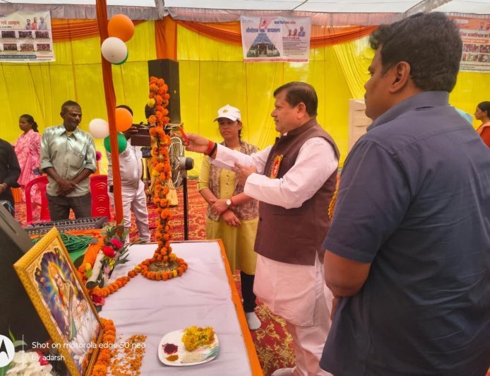 Sitapur : स्कूल चलो अभियान का भव्य शुभारंभ, राज्यमंत्री ने एलईडी वैन को दिखाई हरी झंडी