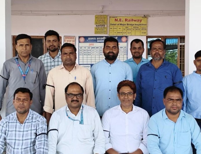 Sitapur : श्रम कानूनों के खिलाफ रेलकर्मियों का प्रदर्शन, काली पट्टी बांधकर जताई नाराजगी