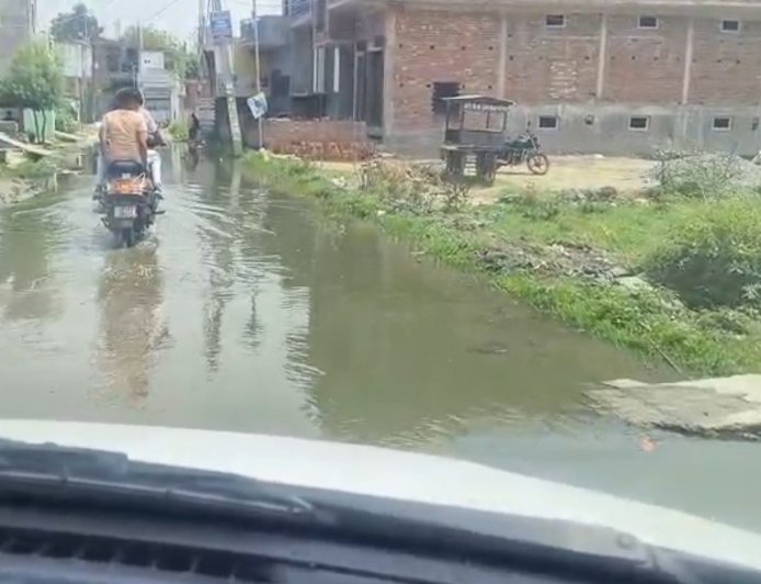 Ayodhya : अयोध्या के मनोहर नगर में जलभराव से बढ़ी मुसीबत, नगर निगम के दावों की खुली पोल