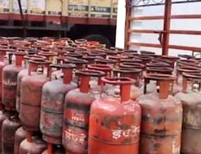 Hapur : रसोई गैस की कालाबाजारी का बड़ा खेल पकड़ा गया, जिलाधिकारी की छापेमारी में गैस एजेंसियों की खुली पोल