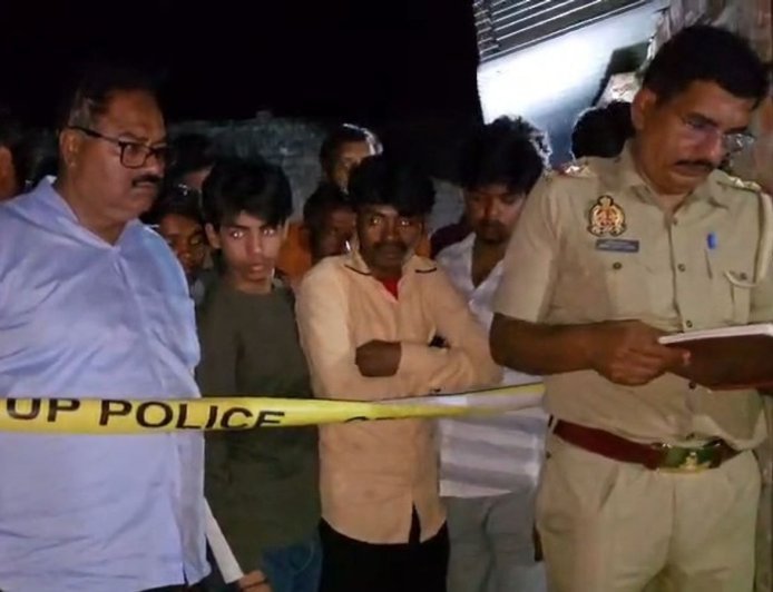 Sitapur : घर के अंदर सो रहे युवक की धारदार हथियार से काटकर हत्या, इलाके में दहशत