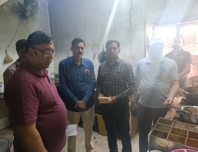 Hathras : फास्ट फूड दुकानों पर खाद्य विभाग की छापेमारी, एमएसजी के इस्तेमाल की जांच तेज
