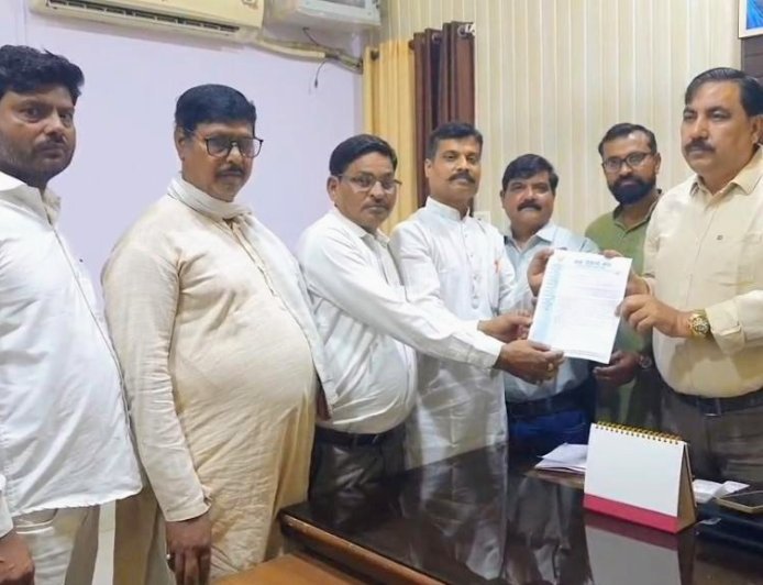 Hathras : स्मार्ट मीटर से बिजली कटौती के खिलाफ जनसेवार्थ मंच का प्रदर्शन, एसडीएम को सौंपा ज्ञापन