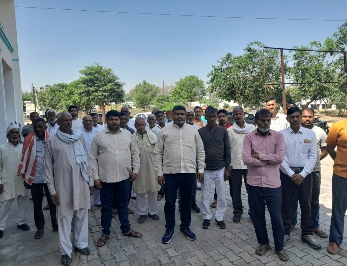 Hathras : ग्राम प्रधान और उनके परिवार पर मुकदमा दर्ज होने से गरमाया माहौल, ग्रामीणों ने की निष्पक्ष जांच की मांग