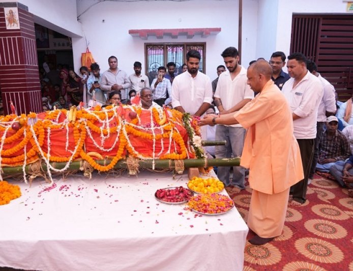 Gorakhpur: मारकंडेय यादव को सीएम योगी ने दी भावभीनी श्रद्धांजलि, परिजनों को बंधाया ढांढस। 