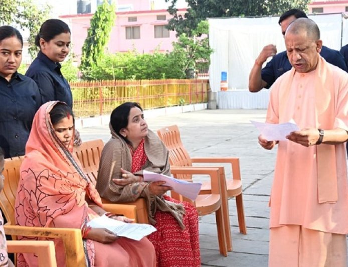 Gorakhpur: जरूरतमंद को आवास और बीमार के इलाज की होगी व्यवस्था: मुख्यमंत्री