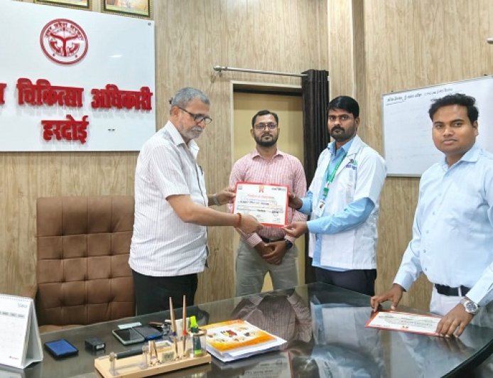 Hardoi: ईएमटी दिवस पर उत्कृष्ट कार्य करने वाले एंबुलेंस कर्मियों को सीएमओ ने किया सम्मानित। 