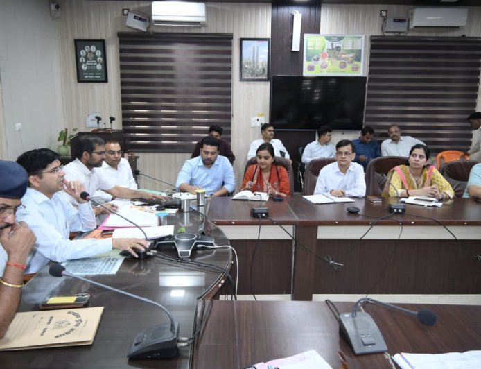 Sambhal : सम्भल में प्राइवेट स्कूलों पर सख्ती: अब NCERT किताबें अनिवार्य, फीस वृद्धि पर भी लगेगा लगाम - डीएम का बड़ा फैसला