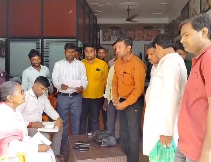 Sambhal : जेई की मनमानी से त्रस्त ग्रामीणों का फूटा गुस्सा, शिक्षामंत्री के दर पर लगाई न्याय की गुहार