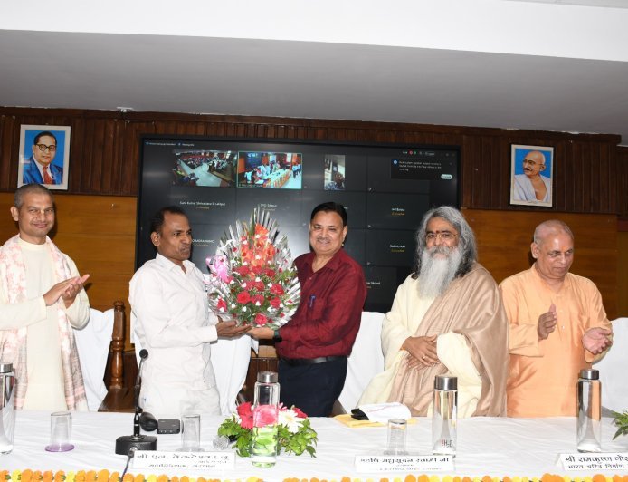 Lucknow : दीनदयाल उपाध्याय राज्य ग्राम्य विकास संस्थान के महानिदेशक एल वेंकटेश्वर लू की भव्य विदाई, सेवानिवृत्ति पर सम्मानित