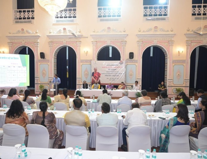 Lucknow : राज्यपाल की अध्यक्षता में प्रधानाचार्यों के साथ एक महत्वपूर्ण समीक्षा बैठक का जन भवन में हुआ आयोजन