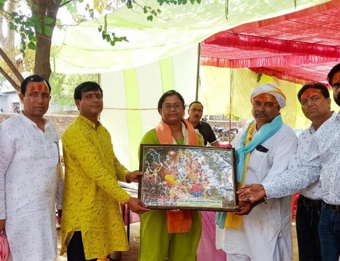 Hathras : हनुमान जन्मोत्सव पर सेवानिवृत्त शिक्षकों का भव्य सम्मान, विदाई समारोह में उमड़ी शिक्षकों की भीड़