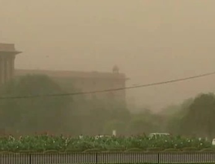 दिल्ली-NCR में मौसम का मिजाज बदला: सुबह-सुबह धूल भरी आंधी ने थामी रफ्तार, दिन भर छाए रहेंगे बादल।