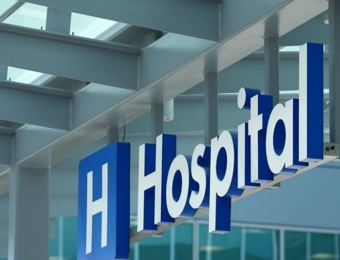 नोएडा जिला अस्पताल के डॉक्टर और वार्ड बॉय पर गिरी गाज, फर्जी मेडिकल रिपोर्ट के बदले 71 हजार रुपये घूस लेने का मामला।