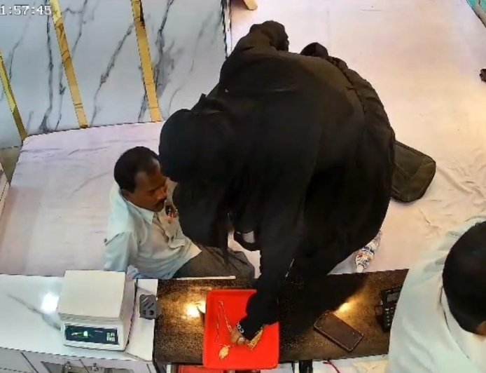 अयोध्या में दिनदहाड़े सर्राफा दुकान में लूट, नकाबपोश महिला ने ज्वेलर्स पर बोला धावा, इलाके में मची अफरा-तफरी।