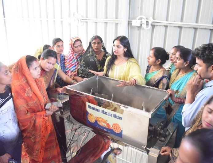 Sitapur : कृषि विज्ञान केंद्र कटिया में महिला किसानों को दिया गया मोटे अनाज के प्रसंस्करण का प्रशिक्षण