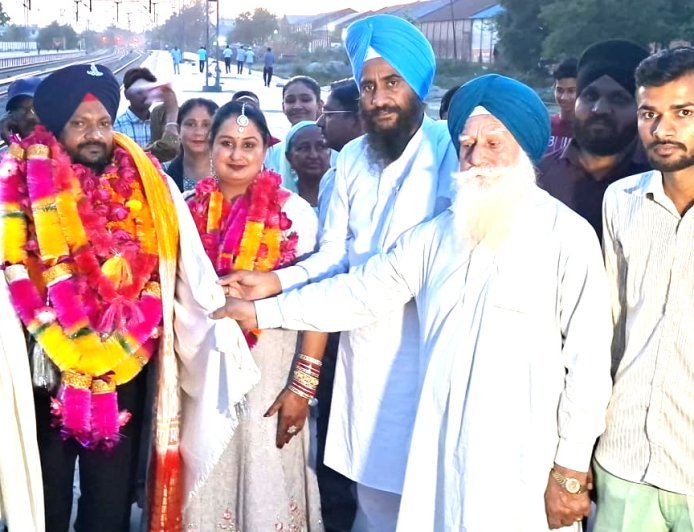 Bajpur : सेना में 28 साल की सेवा के बाद घर लौटे सूबेदार देव सिंह का जोरदार स्वागत