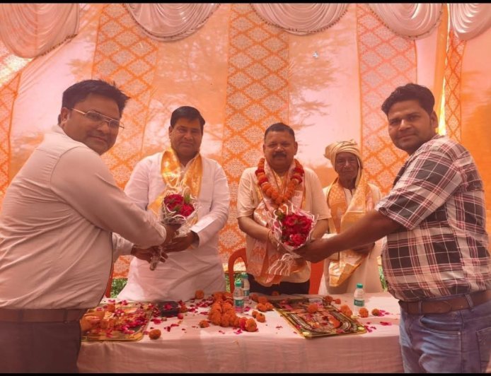 Hathras : बिघेपुर में धूमधाम से मनाया गया हनुमान जन्मोत्सव, भक्तिमय भजनों से गूंजा गांव