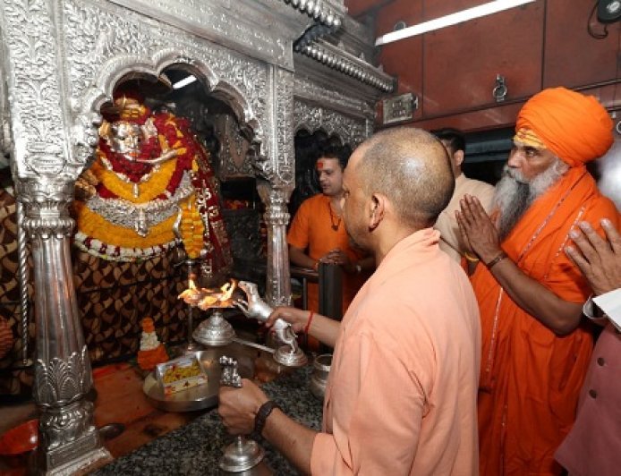 मुख्यमंत्री का काशी दौरा: ‘काशी कोतवाल’ और बाबा विश्वनाथ के किए दर्शन-पूजन, बच्चों व व्यापारियों से किया आत्मीय संवाद। 