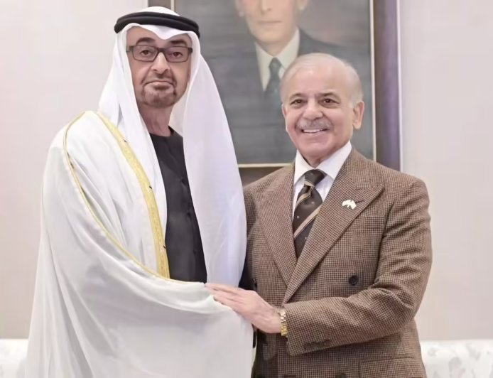 मिडिल ईस्ट के तनाव के बीच पाकिस्तान को तगड़ा झटका, यूएई ने 2 अरब डॉलर का कर्ज तुरंत वापस लौटाने का सुनाया फरमान।