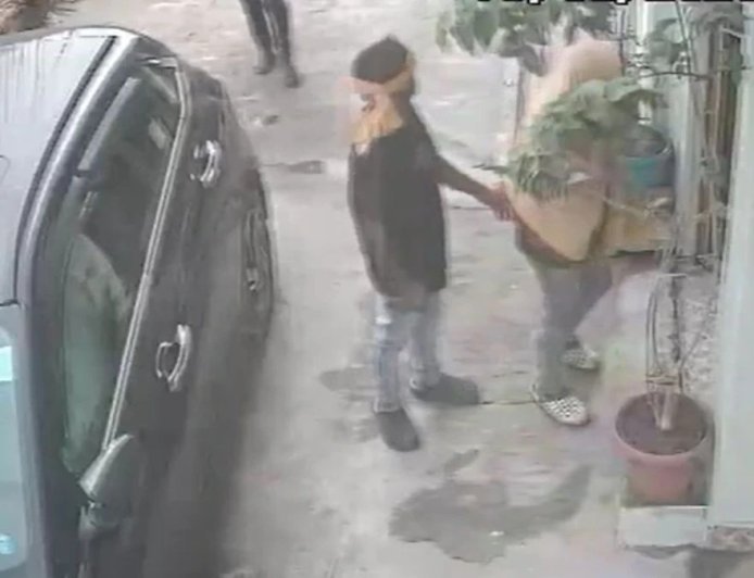 घर के भीतर से भरा हुआ गैस सिलेंडर लेकर रफूचक्कर हुआ शातिर, सीसीटीवी में कैद हुई लाइव चोरी।