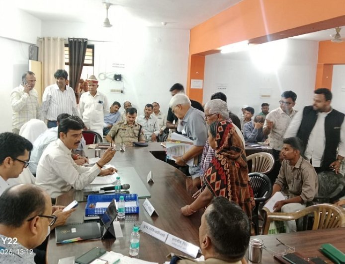 Ballia: सम्पूर्ण समाधान दिवस में कुल 146 शिकायतें, 07 का मौके पर निस्तारण, डीएम ने दिए सख्त निर्देश।