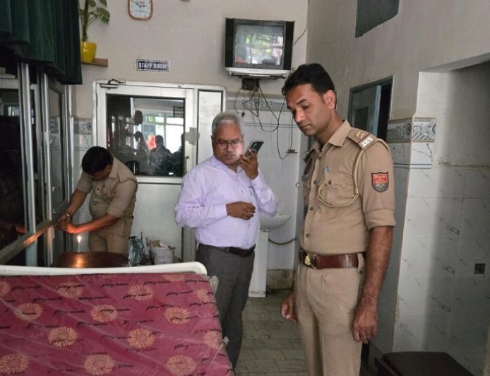 Sambhal: फर्जी डॉक्टर का खेल खत्म! अवैध अस्पताल पर छापा, ‘जीवन रेखा’ सील—डिग्री BUMS, कर रहे थे सर्जरी और लिख रहे थे MD