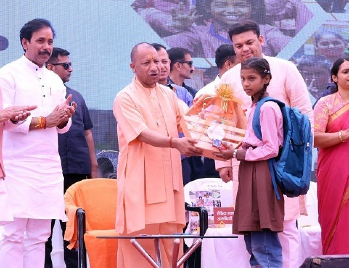 Varanasi: मुख्यमंत्री योगी आदित्यनाथ ने किया वाराणसी के कंपोजिट विद्यालय शिवपुर वरुणापार जोन में शैक्षणिक सत्र 2026-27 में ‘स्कूल चलो अभियान’ का शुभारंभ। 