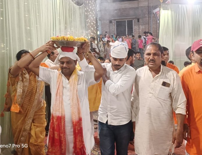 Bajpur: हनुमान जन्मोत्सव पर बाजपुर में भक्ति की धूम: संकटमोचन बालाजी मंदिर में भजन संध्या में झूमे श्रद्धालु।