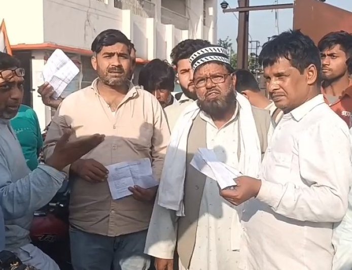 Sambhal: सर्वर डाउन, बिजली गुल और जनता बेहाल” - हयातनगर बिजली घर पर फूटा उपभोक्ताओं का गुस्सा। 