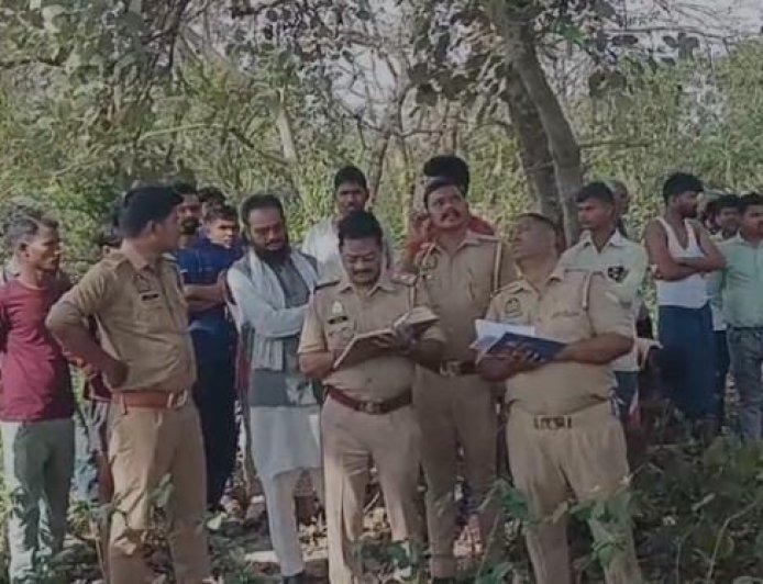 Sitapur: पेड़ से लटका मिला युवक का शव, क्षेत्र में हड़कंप।