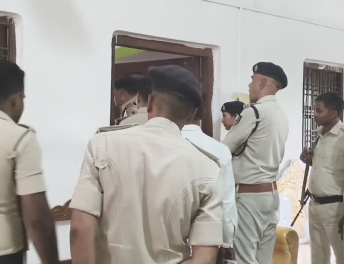 रोहतास के मैरिज हॉल में पुलिस का बड़ा छापा: 80 युवक-युवतियां आपत्तिजनक स्थिति में हिरासत में, इलाके में मचा हड़कंप