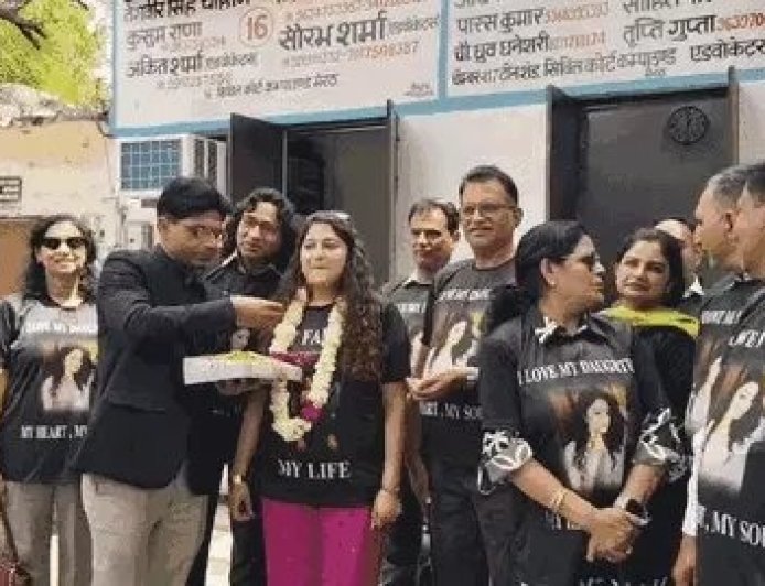 शादी के सात जन्मों का बंधन टूटा तो पिता ने खिलाई मिठाई, टी-शर्ट पर 'आई लव माई डॉटर' लिखकर समाज को दिया बड़ा संदेश