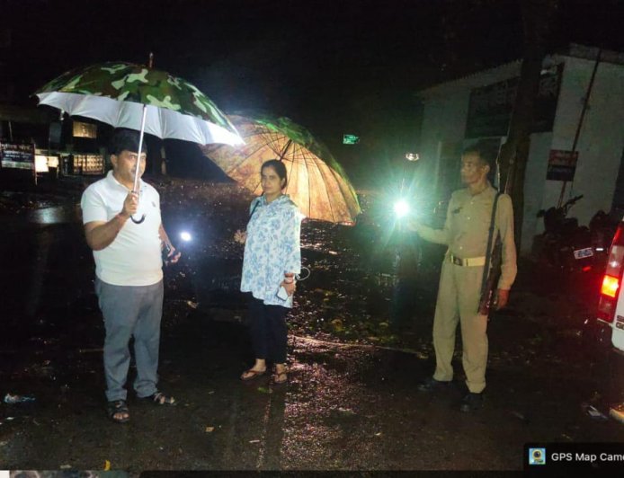 Sitapur : सीतापुर में तेज आंधी और बारिश का कहर, बिजली आपूर्ति ठप होने से जनजीवन हुआ बेहाल