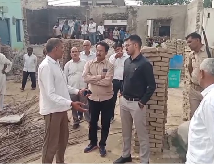 Sambhal : सम्भल में अवैध कब्जे पर चला बुलडोजर: मदरसा, मस्जिद और 5 दुकानें ढहनी शुरू, 8 दिन की मोहलत के बाद खुद हटाने लगे निर्माण