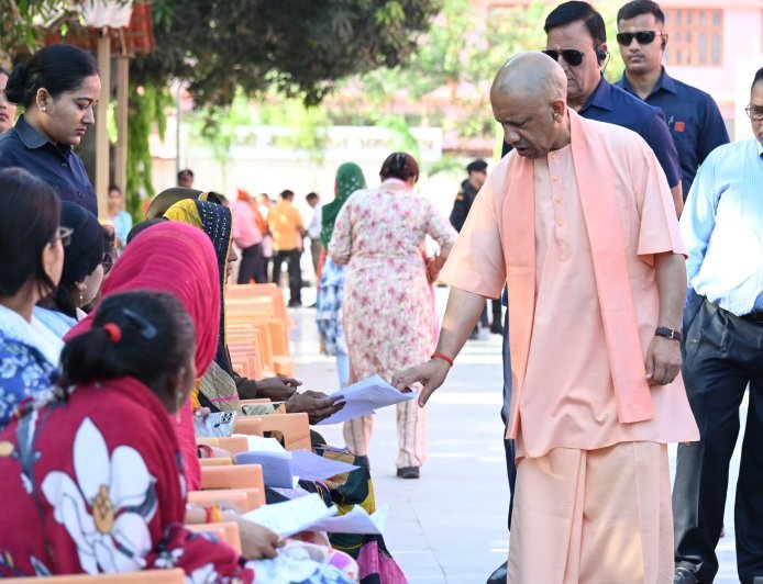 Gorakhpur: मुख्यमंत्री का संवेदनशील चेहरा- जनता दर्शन में बेटी की फीस से लेकर इलाज तक हर मदद का भरोसा। 