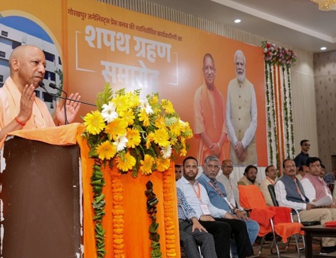 गोरखपुर में सीएम योगी आदित्यनाथ का संदेश: मीडिया के सभी आयामों में समन्वय जरूरी, एकरूपता से ही बढ़ेगा जन-विश्वास।