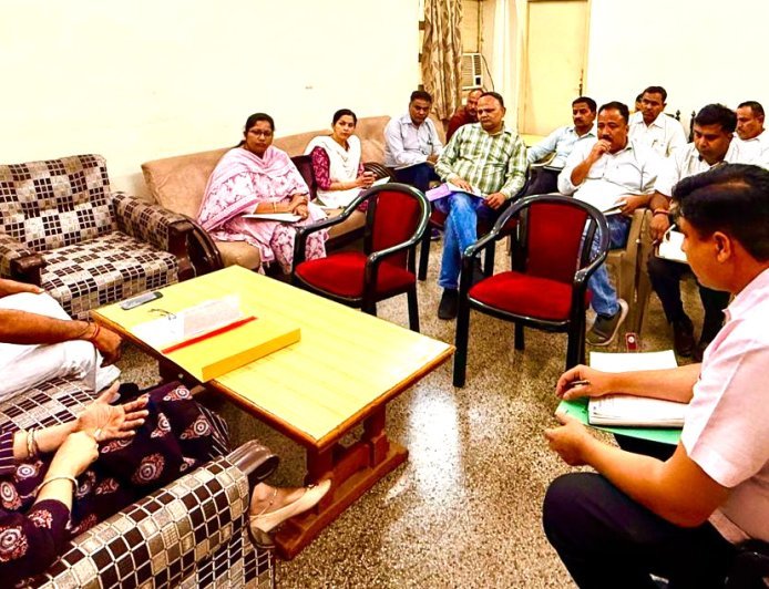 Bajpur : गन्ना विकास और चीनी मिल की तैयारियों को लेकर मंत्री ने दिए निर्देश